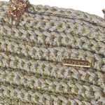 Bolsa em Malha Bege com Fios Dourados e Fecho de Onça Feita à Mão